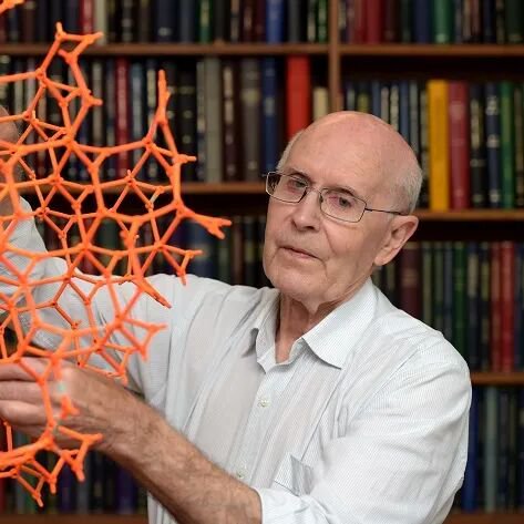 本文将讲述：《我们一起摇太阳》首次发布了长预告，彭昱畅和李庚希举行了一场独特的婚礼