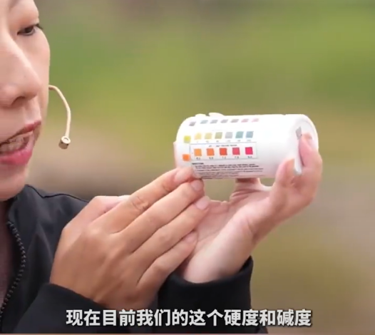 《暴风圈》剧情中，全智贤饰演的角色为了已故的丈夫参与选战，却逐渐发现一些不堪的事实姜栋元饰演的终极保镳角色深情守护全智贤的角色，令她心动