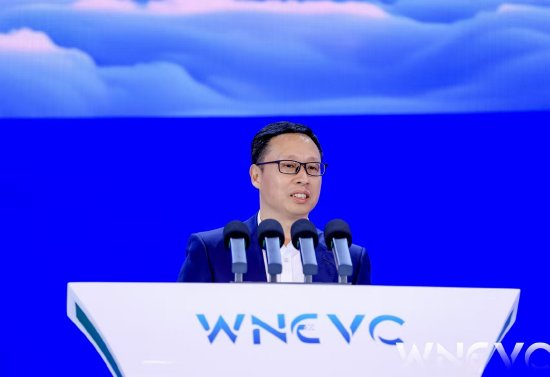 本文主要介绍：《神秘海域》发布“致敬成龙”片段，荷兰弟上演飞檐走壁的精彩场面